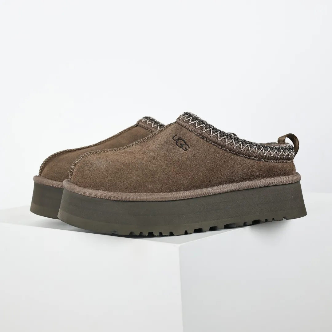Pick up locally 💰540 The core product is good price UGG Tazz series walnut color half-flops Xiaohongshu hot model Henan Longfeng leather production Sheepskin integrated top quality in the market Waterproof upper material 2-3 cm cashmere insole to keep warm in winter and suitable for home use UUG has launched a style series in the new year, which is partially geared towards the preferences of young consumers and has also moved to the forefront of fashion trends. Shoe body material Water-repellent coated suede upper 17mm UGGPURE™ implanted wool insole Lightweight non-slip comfortable rubber outsole With brand LOGO Trademark Comes with full packaging Size: 35 36 37 38 39 40